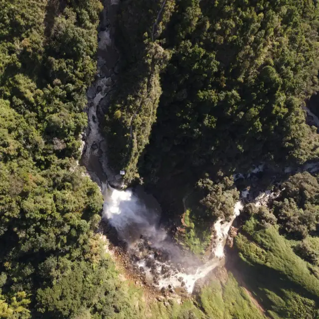 Cascada en medio de un bosque, vista desde el aire